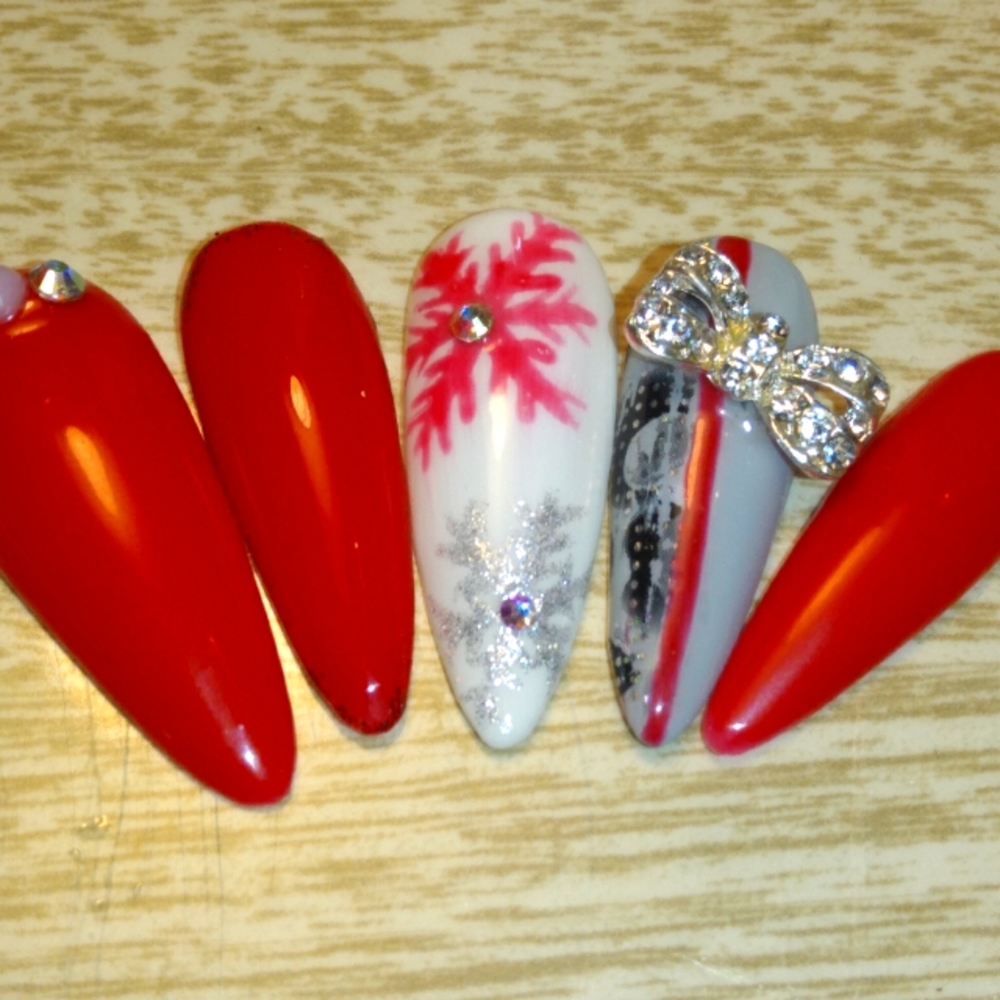 Santa baby press me on winter nails!